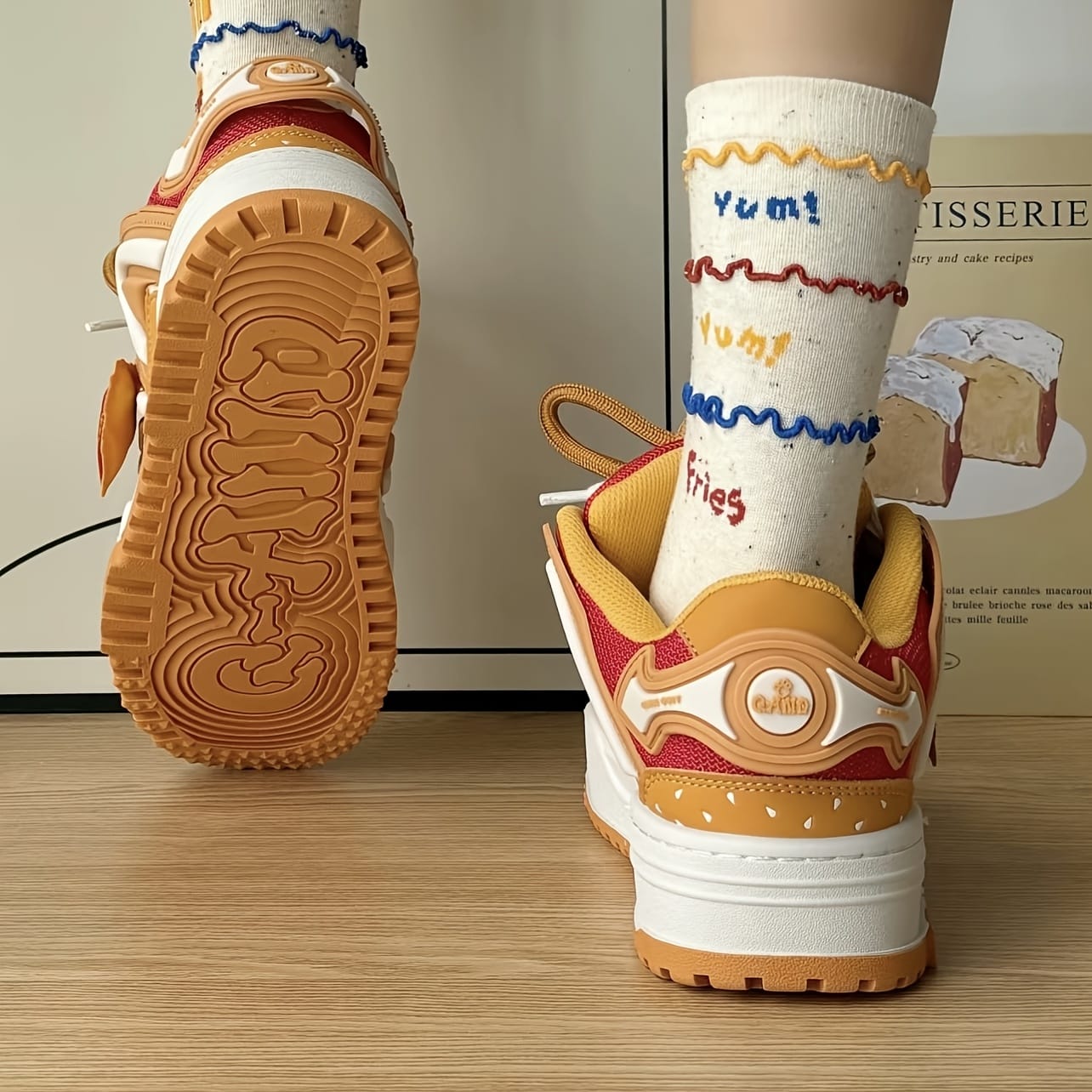 [Home Relaxation] Retro Skate Shoes - Trendy Low-Top Lace-Up Sneakers, Non-Slip Thick Sole, Brown & Black Design with Floral Accents, Casual Streetwear Style for All Seasons