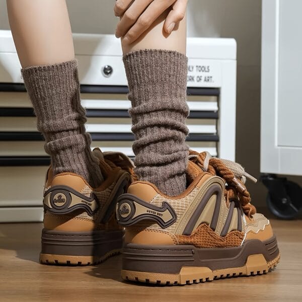 [Home Relaxation] Retro Skate Shoes - Trendy Low-Top Lace-Up Sneakers, Non-Slip Thick Sole, Brown & Black Design with Floral Accents, Casual Streetwear Style for All Seasons