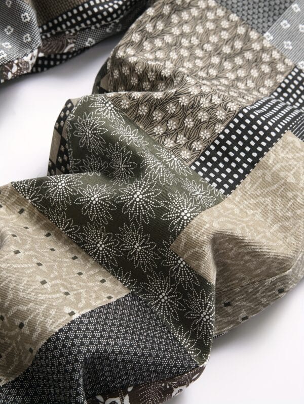 Stylish Patchwork Denim Jeans with Random Print Pattern