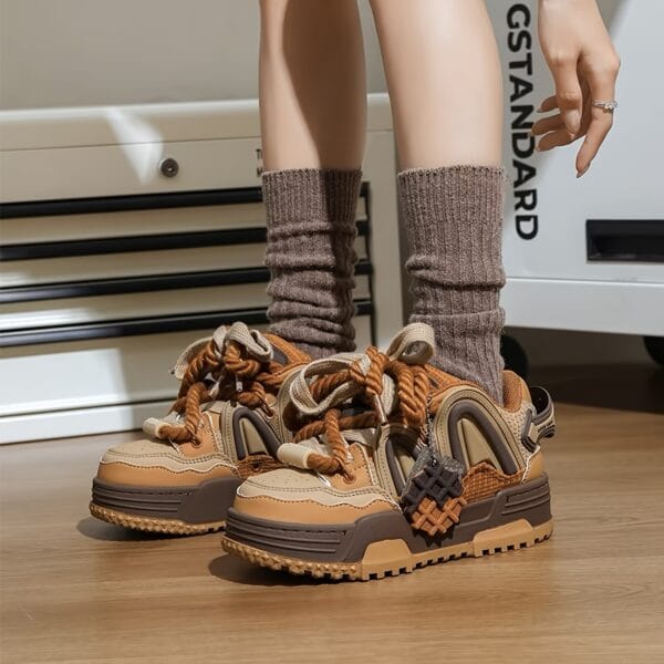 [Home Relaxation] Retro Skate Shoes - Trendy Low-Top Lace-Up Sneakers, Non-Slip Thick Sole, Brown & Black Design with Floral Accents, Casual Streetwear Style for All Seasons