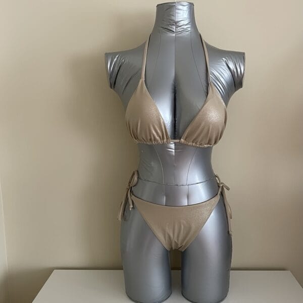 An Inflatable Half-body Clothing Model For Ladies