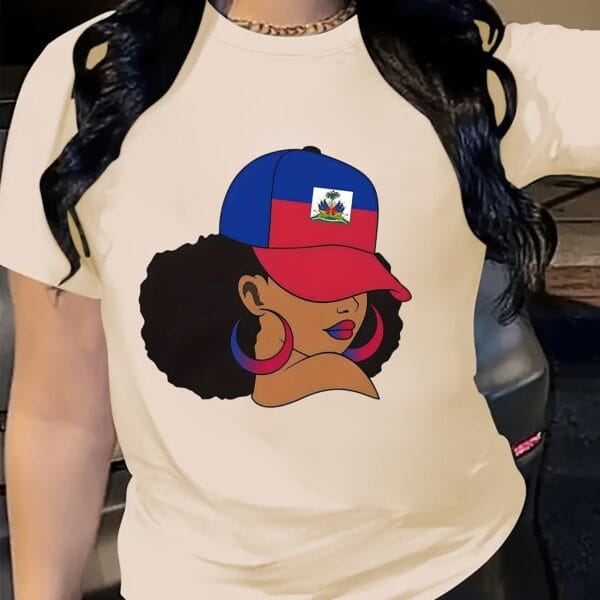 T-Shirt Femme – Fierté Haïtienne, Design Patriotique avec Drapeau & Silhouette Féminine