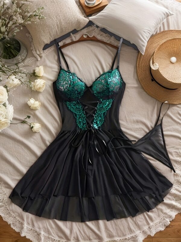 Chemise de nuit sexy semi-transparente en dentelle bicolore contrastante, col en V, dos nu, ceinture réglable, robe à bretelles transparente, vêtement de détente à maintien moyen avec tissu doux et léger créant une atmosphère confortable et romantique