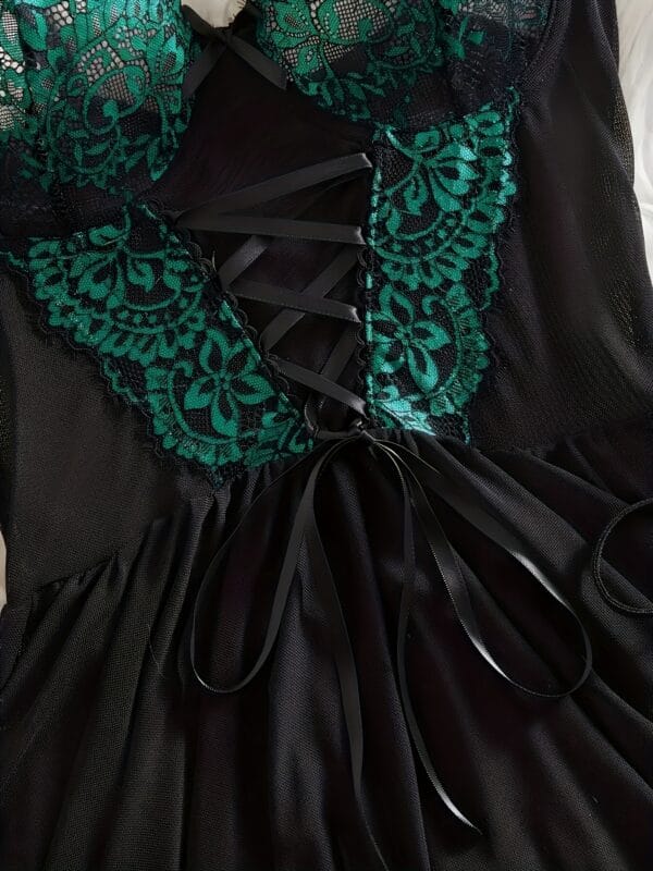 Chemise de nuit sexy semi-transparente en dentelle bicolore contrastante, col en V, dos nu, ceinture réglable, robe à bretelles transparente, vêtement de détente à maintien moyen avec tissu doux et léger créant une atmosphère confortable et romantique