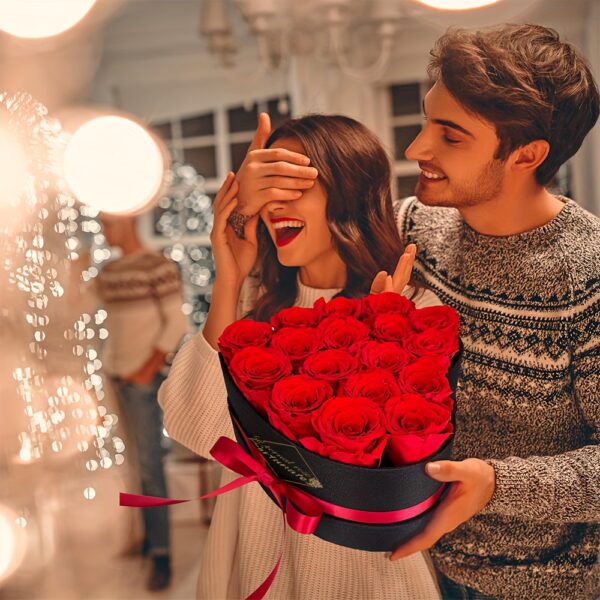 17 roses rouges artificielles préservées Infinity Roses dans une boîte en similicuir noir en forme de cœur avec ruban - Composition florale éternelle pour femme, décoration d'intérieur sans entretien, cadeaux de Saint-Valentin, d'anniversaire, de fête des mères et de Noël, accessoires de b