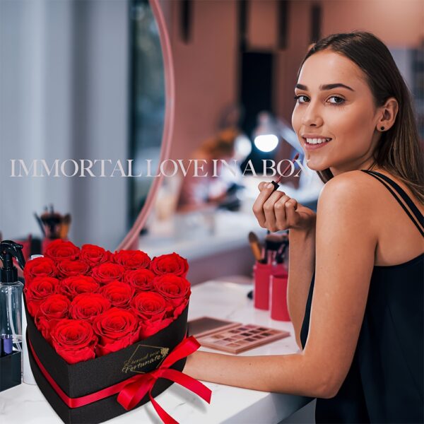 17 roses rouges artificielles préservées Infinity Roses dans une boîte en similicuir noir en forme de cœur avec ruban - Composition florale éternelle pour femme, décoration d'intérieur sans entretien, cadeaux de Saint-Valentin, d'anniversaire, de fête des mères et de Noël, accessoires de b