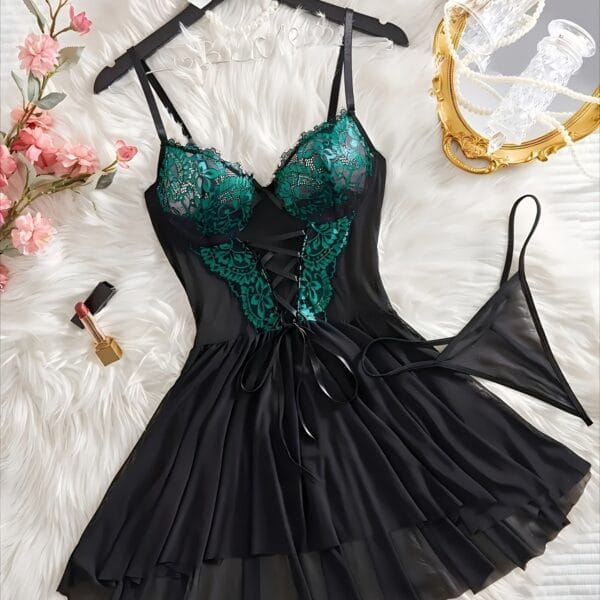Chemise de nuit sexy semi-transparente en dentelle bicolore contrastante, col en V, dos nu, ceinture réglable, robe à bretelles transparente, vêtement de détente à maintien moyen avec tissu doux et léger créant une atmosphère confortable et romantique