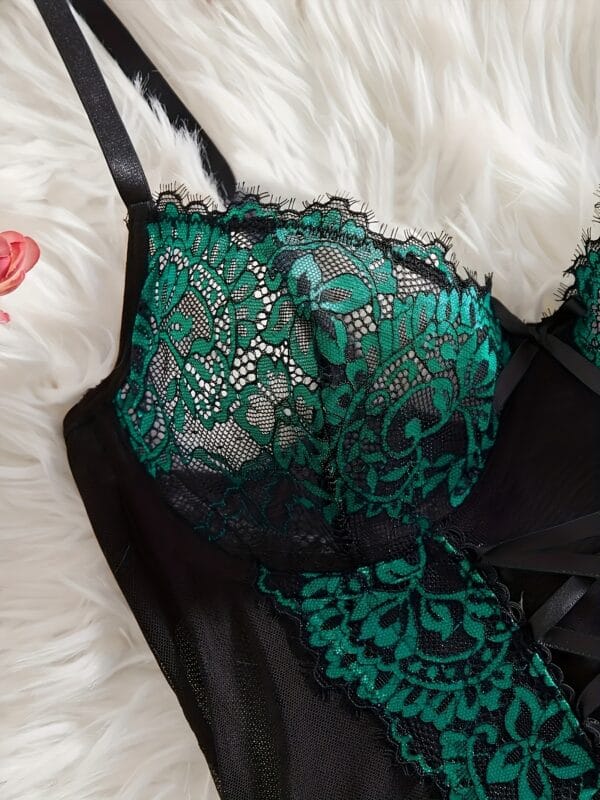 Chemise de nuit sexy semi-transparente en dentelle bicolore contrastante, col en V, dos nu, ceinture réglable, robe à bretelles transparente, vêtement de détente à maintien moyen avec tissu doux et léger créant une atmosphère confortable et romantique