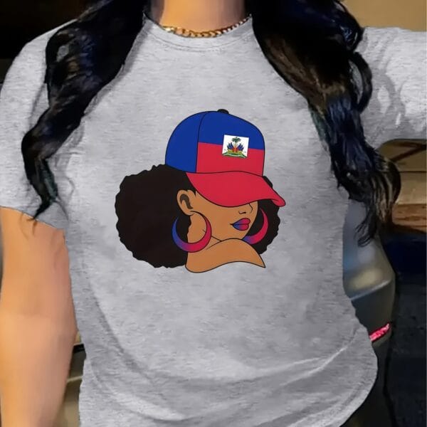 T-Shirt Femme – Fierté Haïtienne, Design Patriotique avec Drapeau & Silhouette Féminine