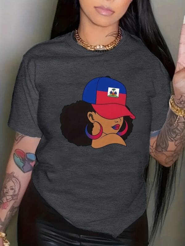 T-Shirt Femme – Fierté Haïtienne, Design Patriotique avec Drapeau & Silhouette Féminine