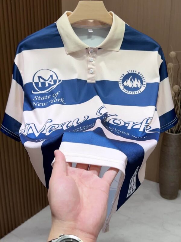 The 2025 New Blue And White Striped Short-Sleeve Polo Shirt Features a Stylish Collar Design. The New York-Themed Print Highlights Urban Trends, While The Breathable Fabric Ensures Comfort Against The Skin, Perfect for Spring And Summer. Versatile for Daily, Casual, And Business Occasions, It Effortlessly Creates a Gentlemanly Style. A Trendy Choice That Unlocks The Essence of New York, Injecting Fashionable Vitality Into Your Wardrobe And Showcasing Unique Charm!