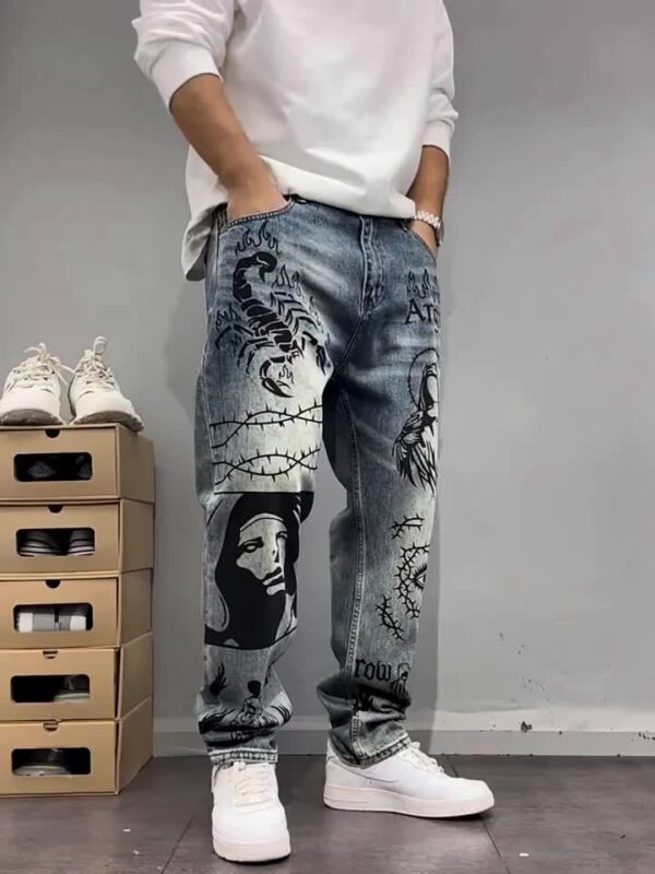 product-c59fb69f1f125a5bfd78a05d13bca26ba6b9fd31.goods_.000001 Retro Blue American Streetwear Graffiti Print Loose Straight-Leg Jeans