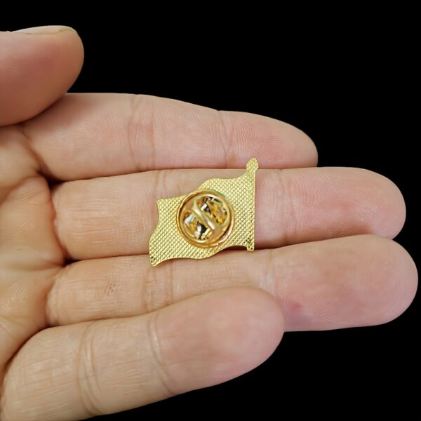 1pc Vintage Haiti Flag Lapel Pin - Metal Alloy Brooch with Golden-Tone Base, Blue & Red Stripes & Green Triangle Design, Durable Metallic Finish for Backpacks, Jackets, Hats, Bags - Unisex Accessory for Men & Women, Backpack Decoration, Classic Pin Design